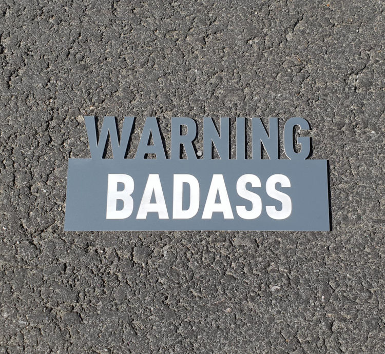 Bilde av Plastmerke Warning Badass 9x20 cm
